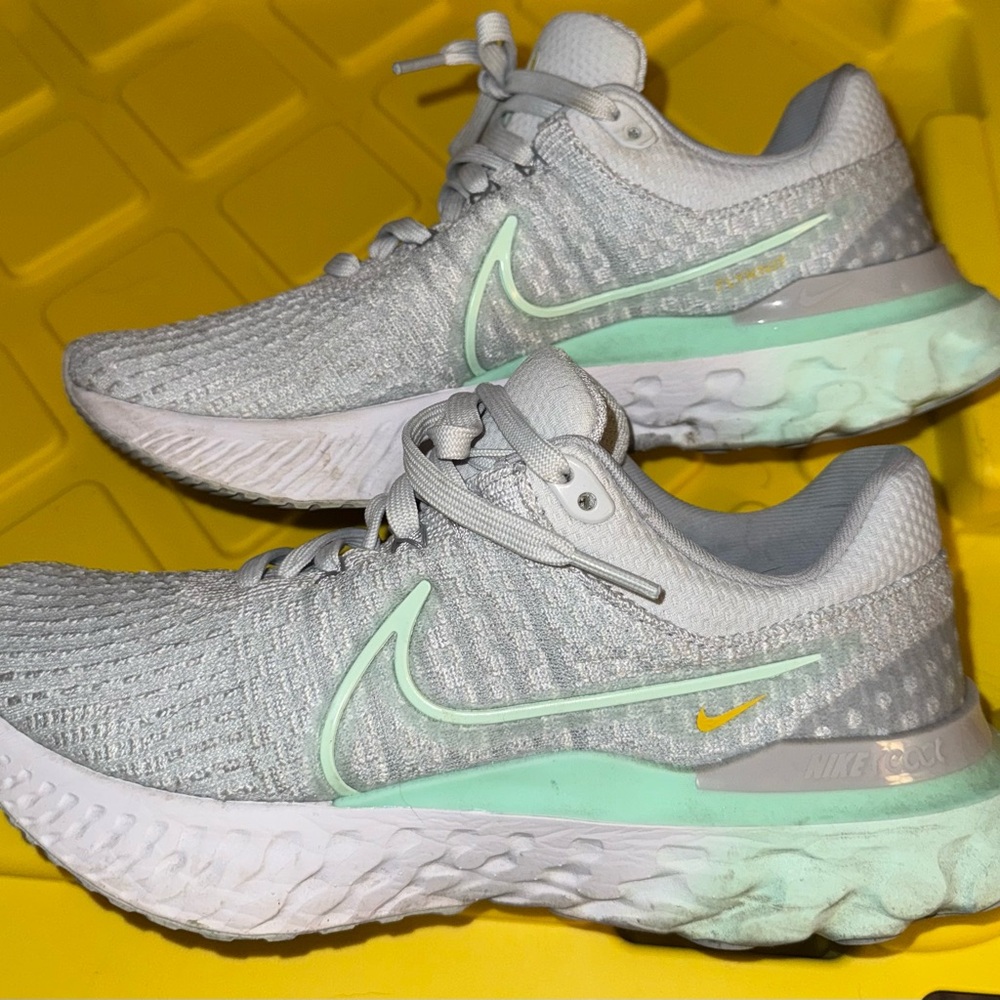Nike Women's Light Gray and Mint Athletic Shoes